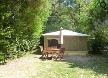 Le bungalow toilé et son espace vert