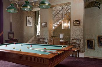 Salon avec billard au Chateau d'Ygrande