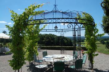 Niché au cœur d’un parc majestueux, le château est entouré de prairies, bois, étang...