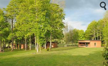 Niché au cœur d’un parc majestueux, le château est entouré de prairies, bois, étang...