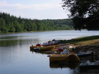 Le village de chalets et gîtes de l'étang du Merle et ses activités nautiques