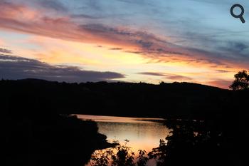 oucher de soleil au lac de barrage Saint Etienne Cantalès, au Sud du Cantal