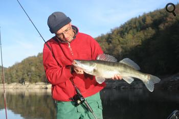 Pêche des carnassiers au lac de barrage Saint Etienne Cantalès, au Sud du Cantal