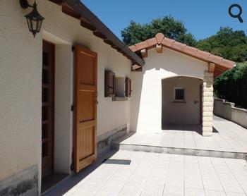 entrée et  terrasse du gîte d'Espinet au lac Saint Etienne Cantalès