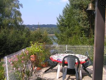 Vue de la terrasse du gîte Villa de la Presqu'île au lac Saint Etienne Cantalès