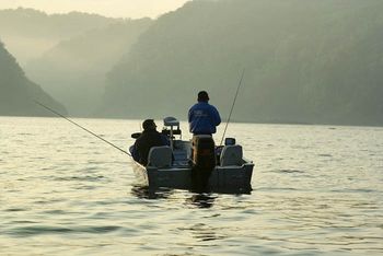 Pêche des carnassiers sur le lac de Bort les orgues sans le Canatl