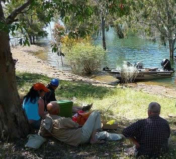 Pause déjeuner au bord du lac de la Serena