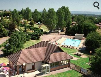 La piscine et le snack-bar du village de vacances de Saulieu